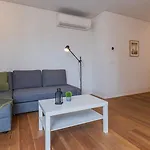 Modern And Bright By Lovelystay Apartment *